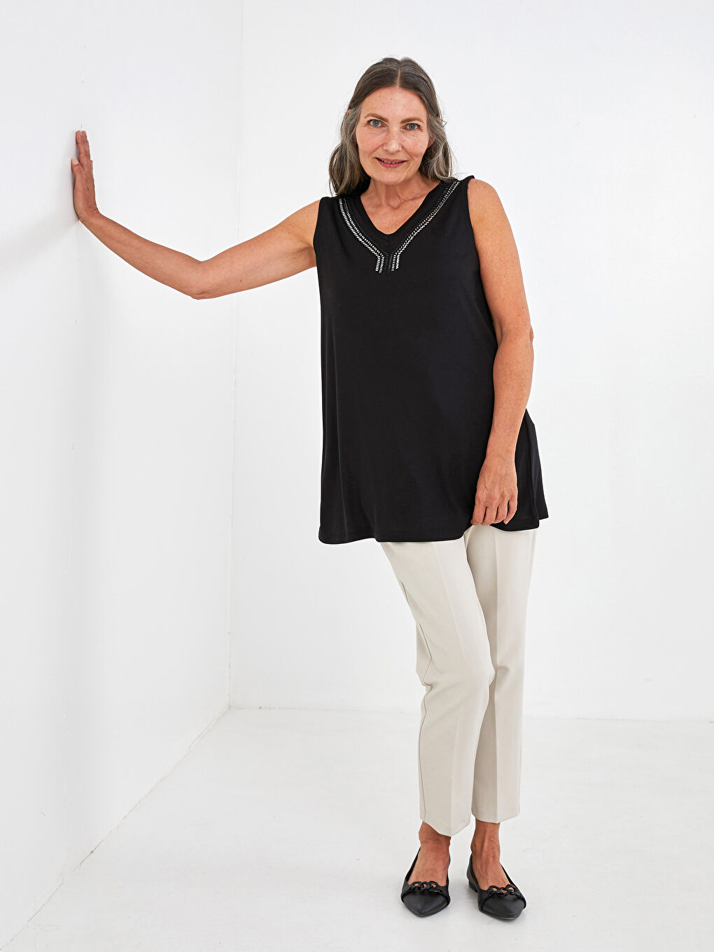 Siyah V Yaka Desenli Kolsuz Viskon Kadın Atlet-3