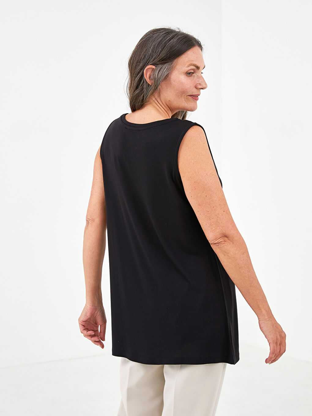 Siyah V Yaka Desenli Kolsuz Viskon Kadın Atlet-4