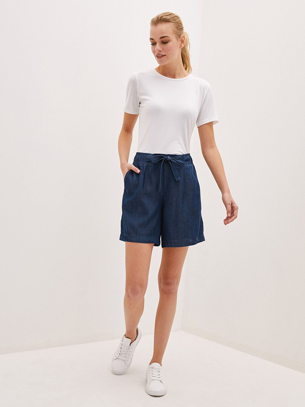 Women's Jean Shorts With Elastic Waist Pocket Detailed