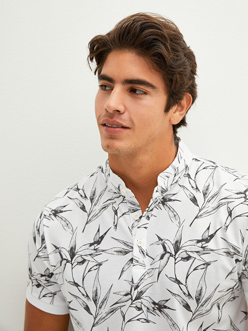 Футболка для чоловіків з коміром-стійкою, коротким рукавом та візерунком-1