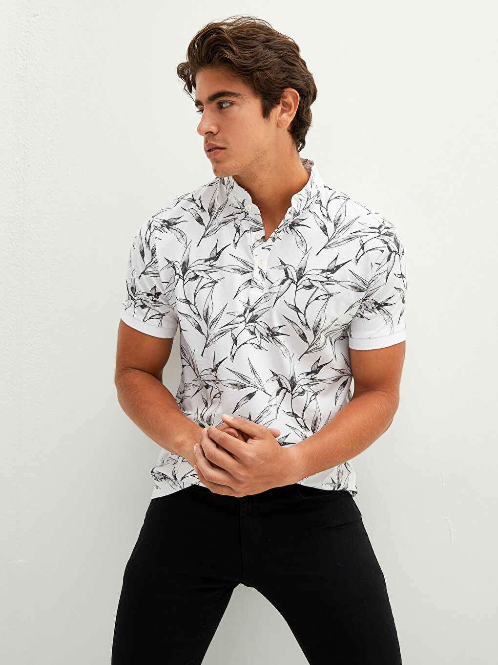 Футболка для чоловіків з коміром-стійкою, коротким рукавом та візерунком-4