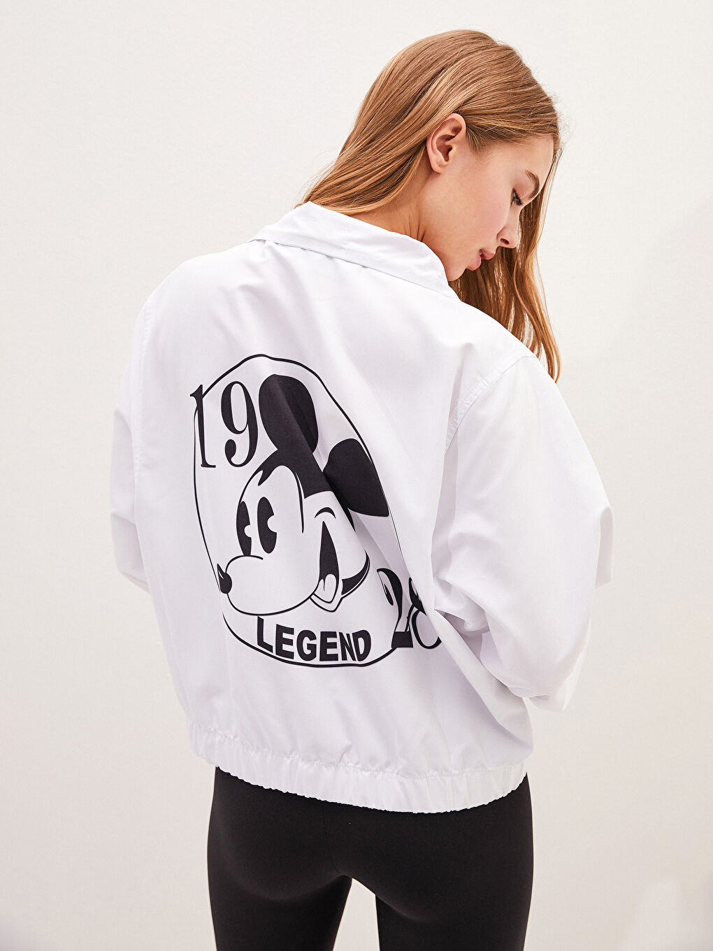 Beyaz Dik Yaka Mickey Mouse Baskılı Uzun Kollu Kadın Yağmurluk