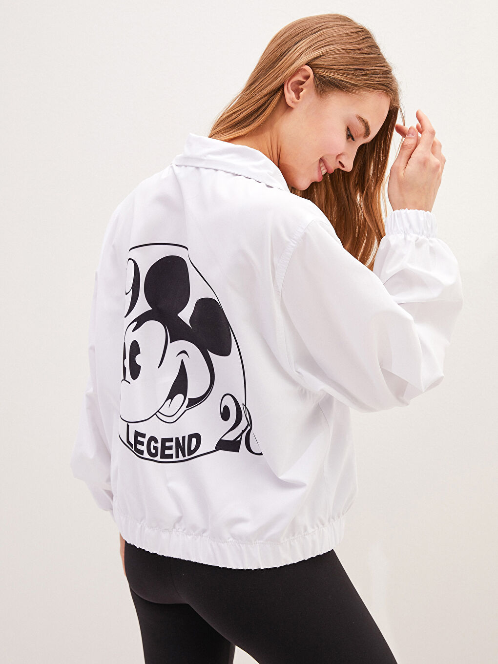 Beyaz Dik Yaka Mickey Mouse Baskılı Uzun Kollu Kadın Yağmurluk-1