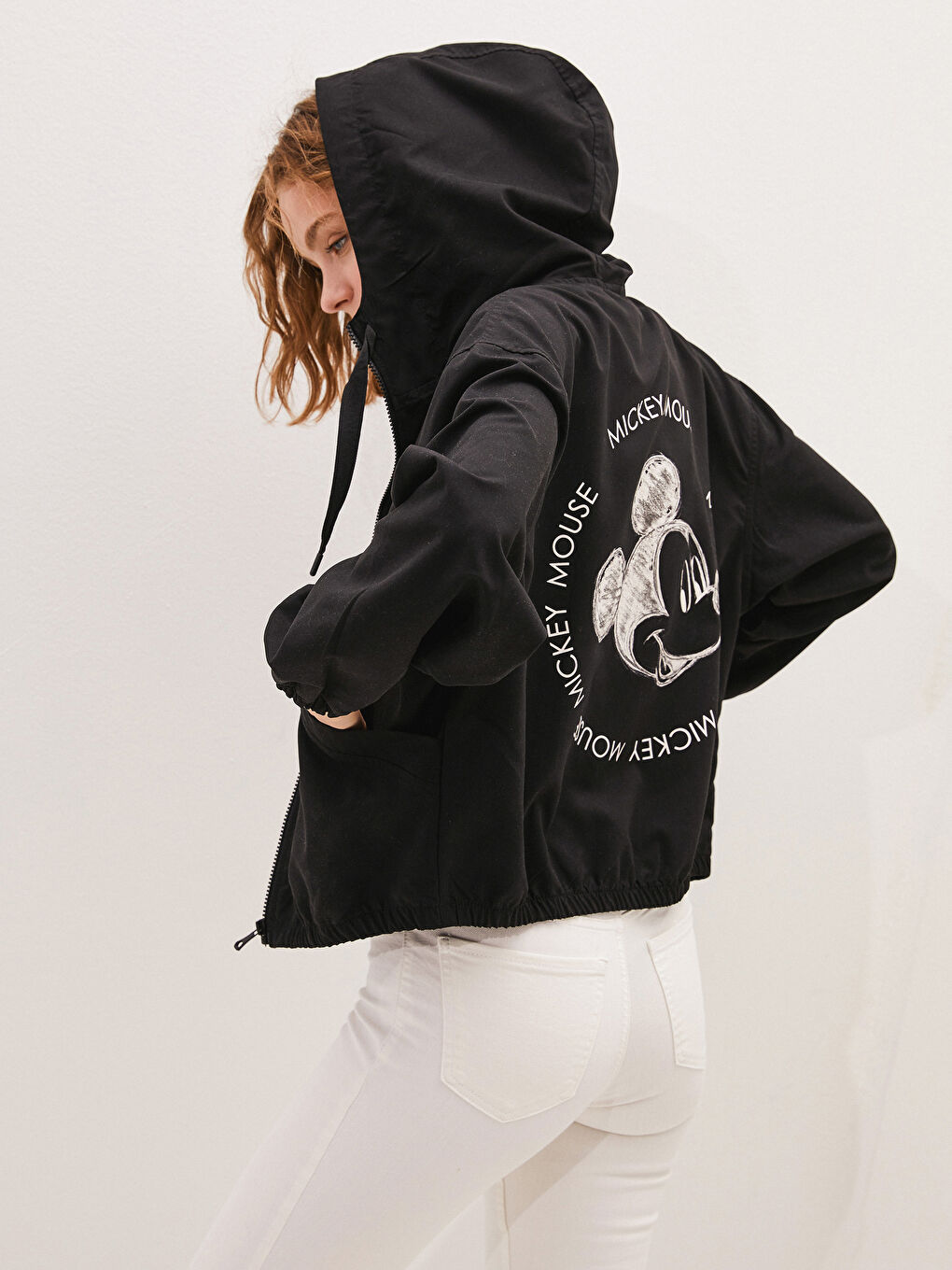 Siyah Kapüşon Yaka Mickey Mouse Baskılı Uzun Kollu Kadın Yağmurluk-1