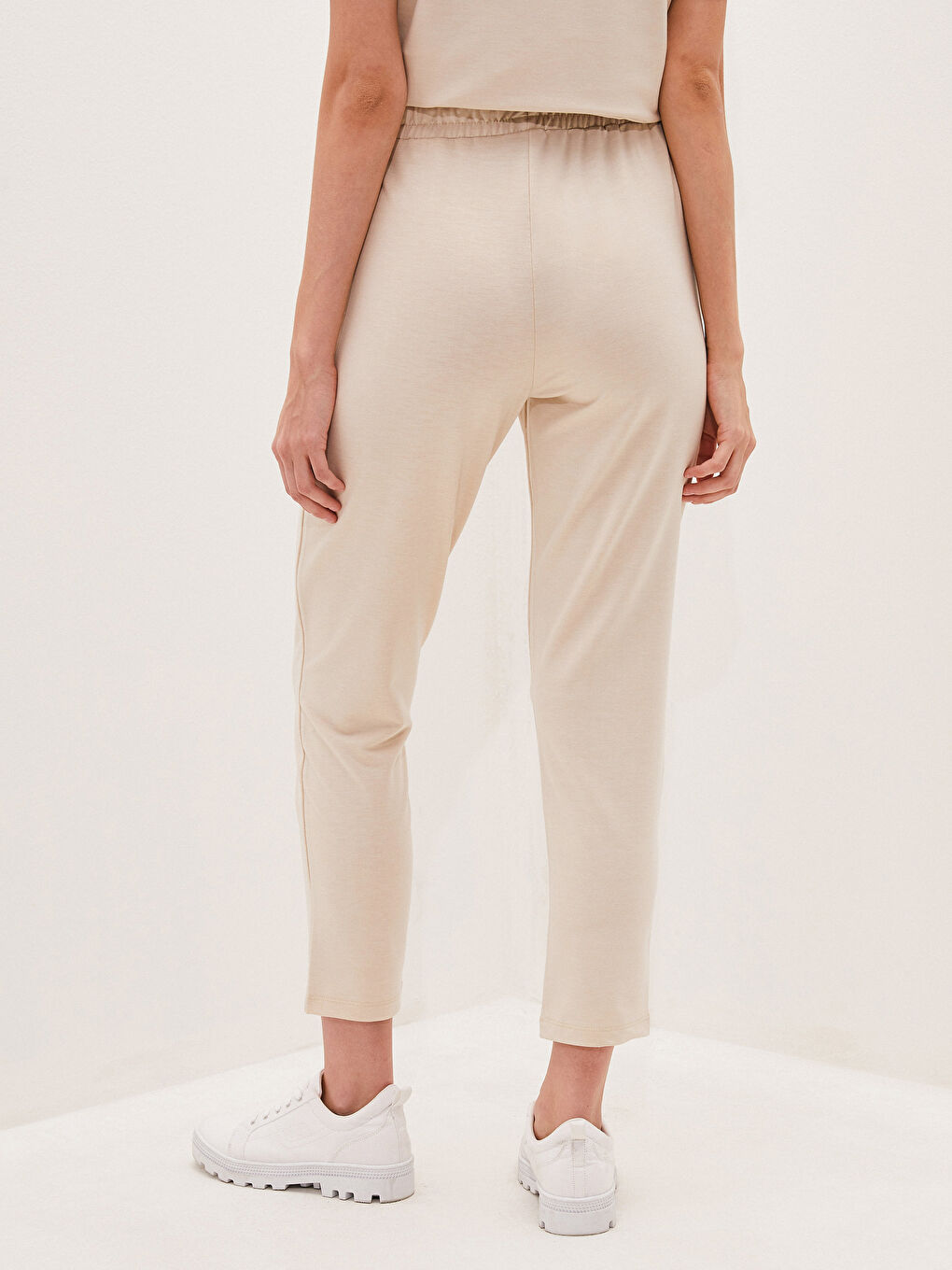 بنطلون رياضي بوسط مطاطي عادي بتفاصيل جيوب للسيدات-3