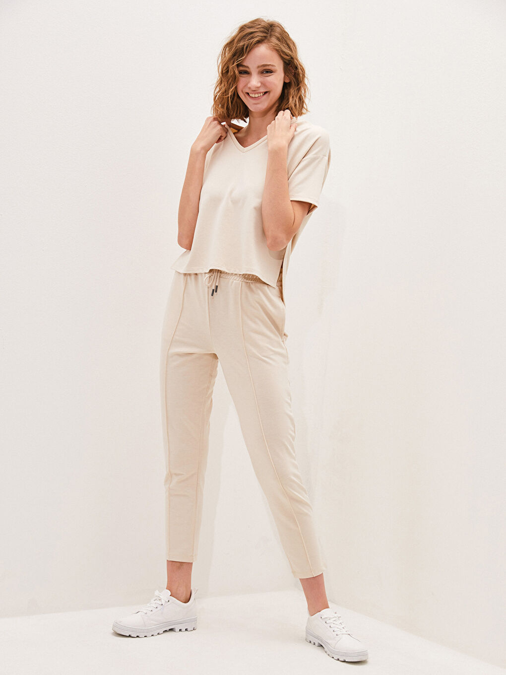 بنطلون رياضي بوسط مطاطي عادي بتفاصيل جيوب للسيدات