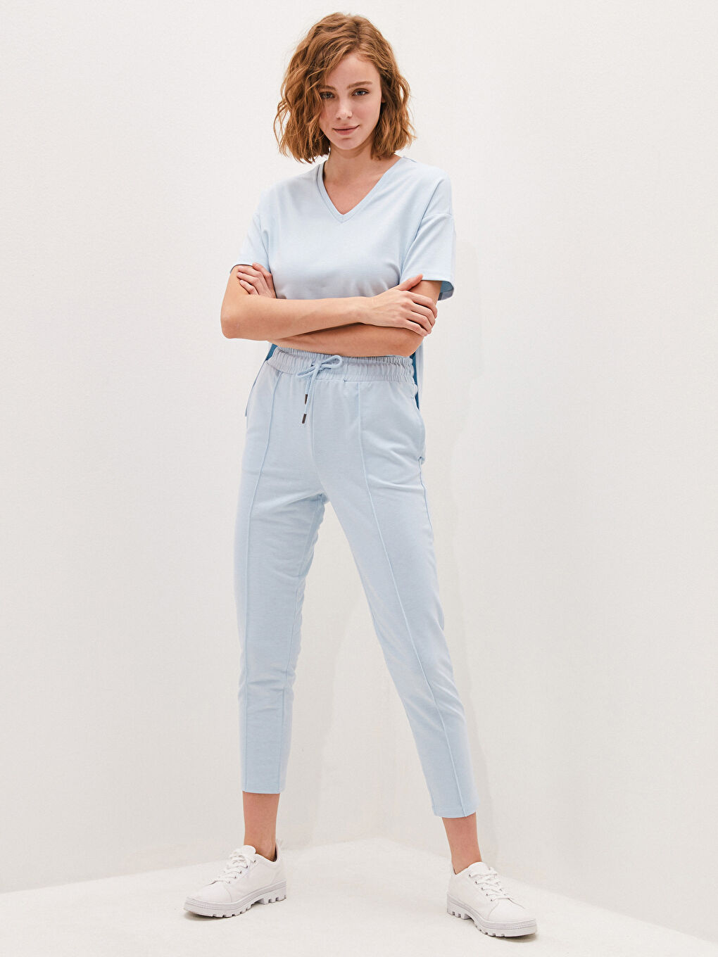 بنطلون رياضي بوسط مطاطي عادي بتفاصيل جيوب للسيدات