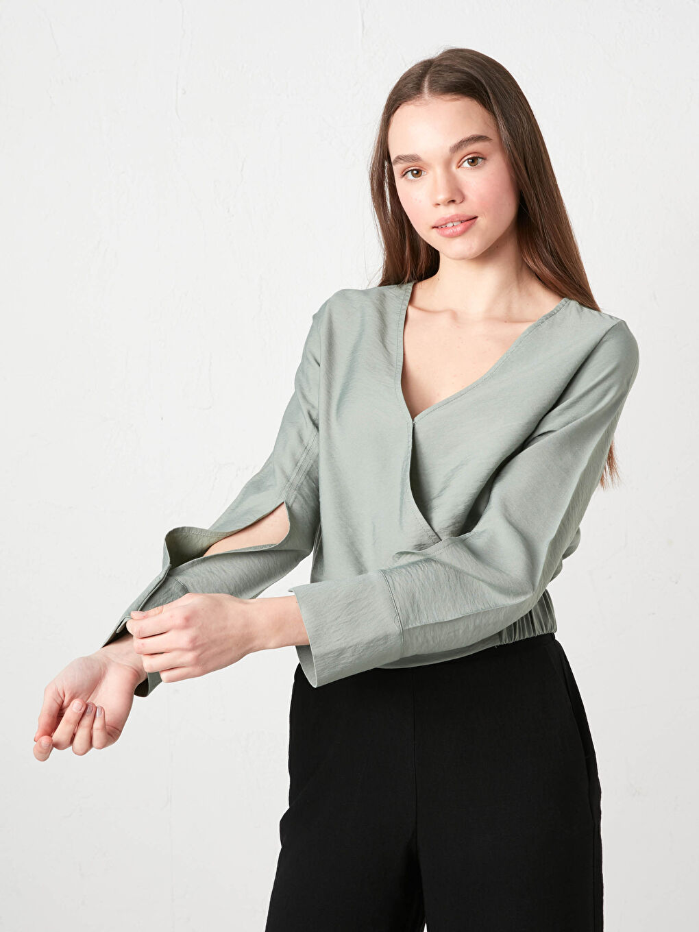 Haki V Yaka Düz Uzun Kollu Kadın Bluz