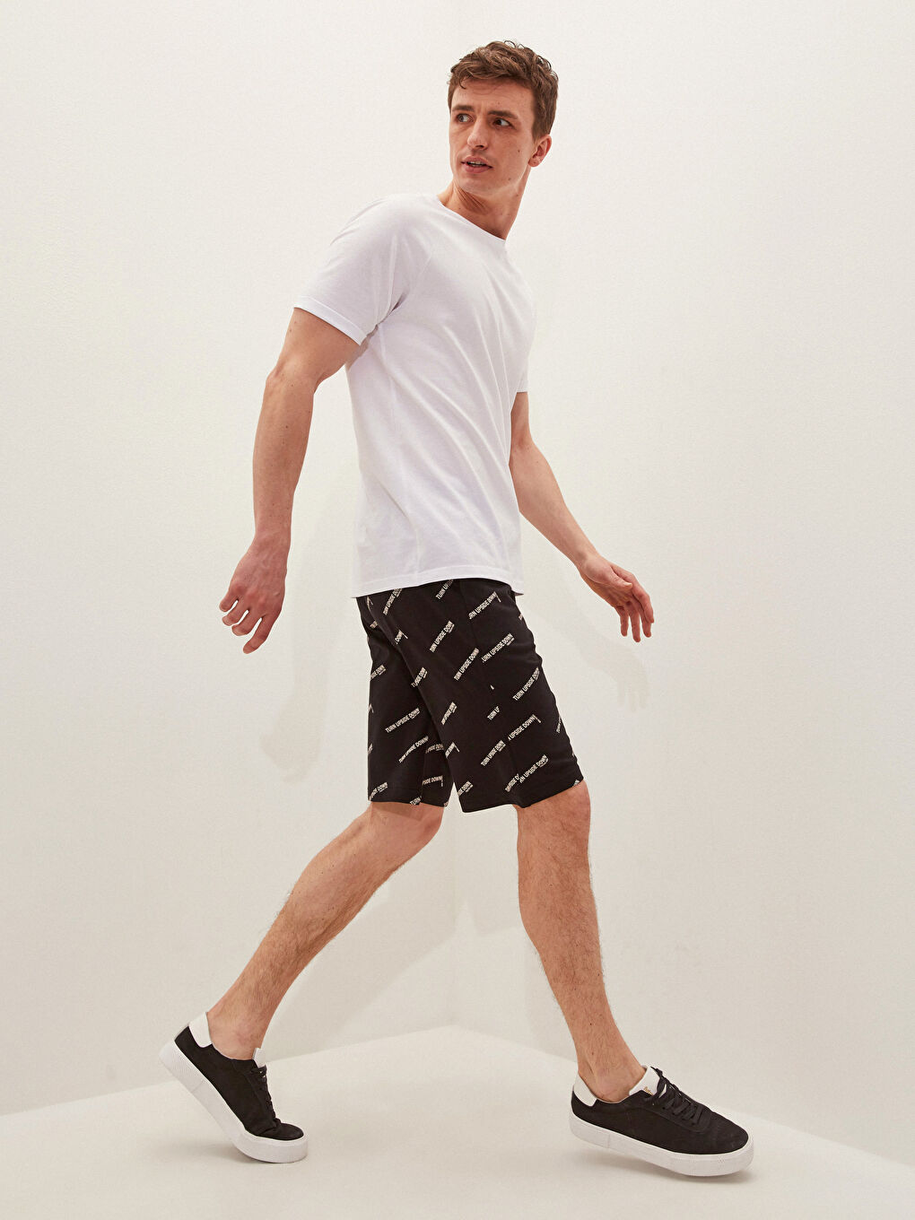 شورت رجالي بنقشة بقصة رفيعة
