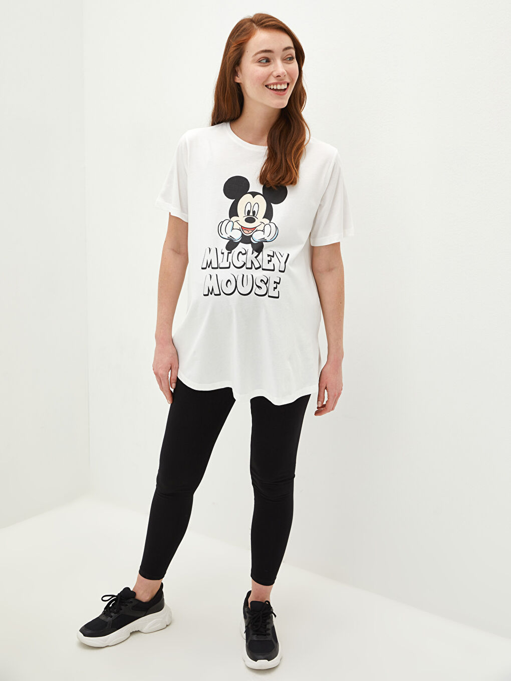 Beyaz Bisiklet Yaka Mickey Mouse Baskılı Kısa Kollu Pamuklu Hamile Tişört-1