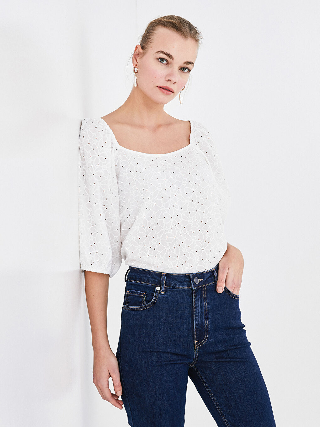 بلوزة قطن مطرزة بياقة مربعة للسيدات-7