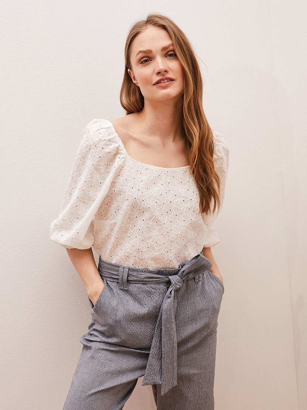 بلوزة قطن مطرزة بياقة مربعة للسيدات-1