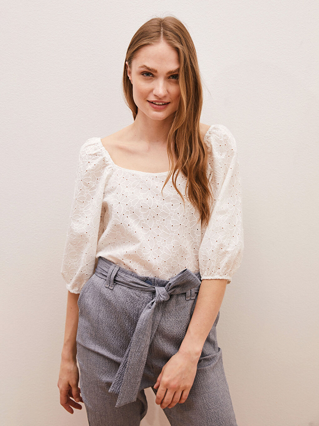 بلوزة قطن مطرزة بياقة مربعة للسيدات-2