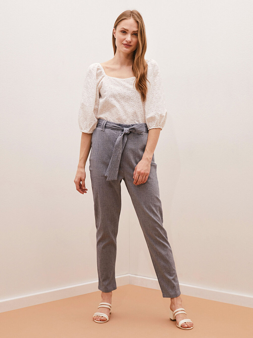 بلوزة قطن مطرزة بياقة مربعة للسيدات-4