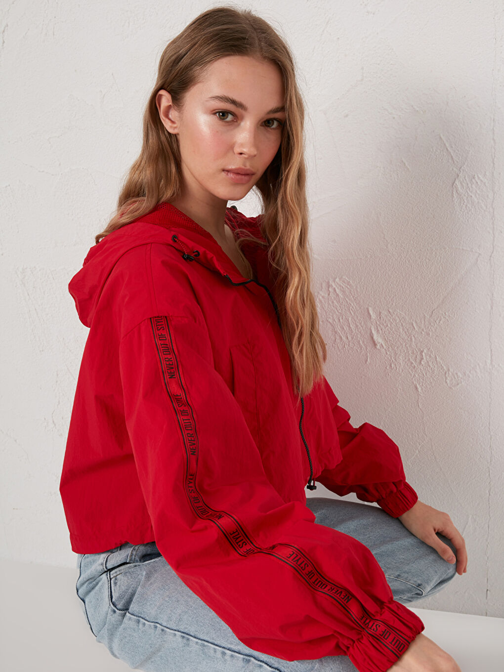 Kırmızı Kapüşon Yaka Slogan Baskılı Uzun Kollu Kadın Yağmurluk-1
