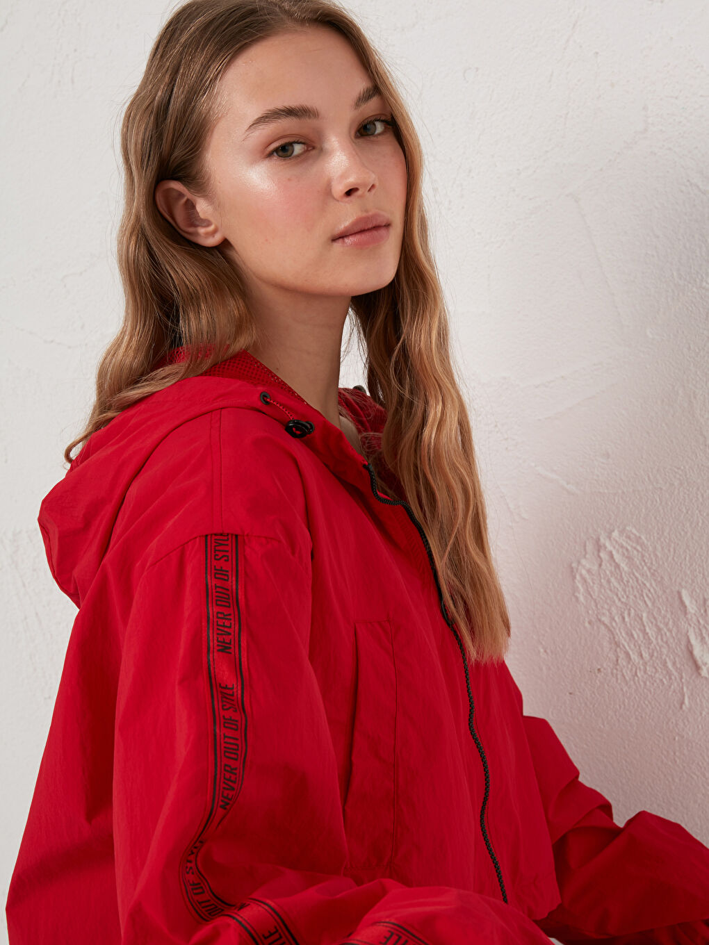 Kırmızı Kapüşon Yaka Slogan Baskılı Uzun Kollu Kadın Yağmurluk-2