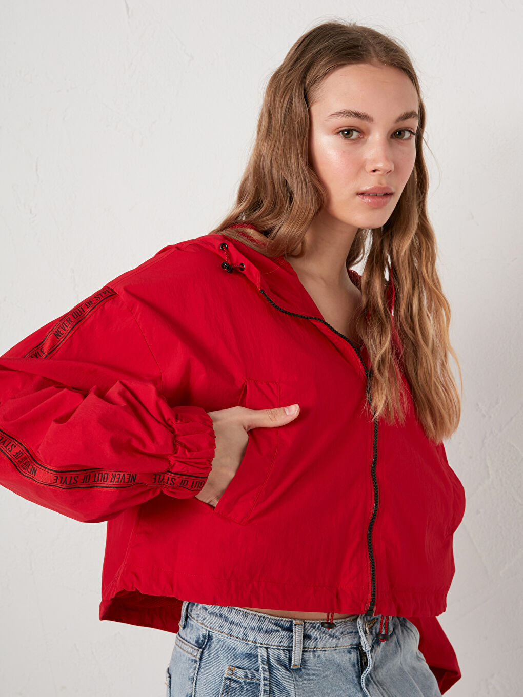 Kırmızı Kapüşon Yaka Slogan Baskılı Uzun Kollu Kadın Yağmurluk-3