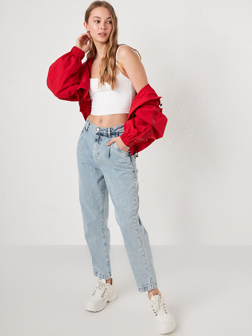 Kırmızı Kapüşon Yaka Slogan Baskılı Uzun Kollu Kadın Yağmurluk-4