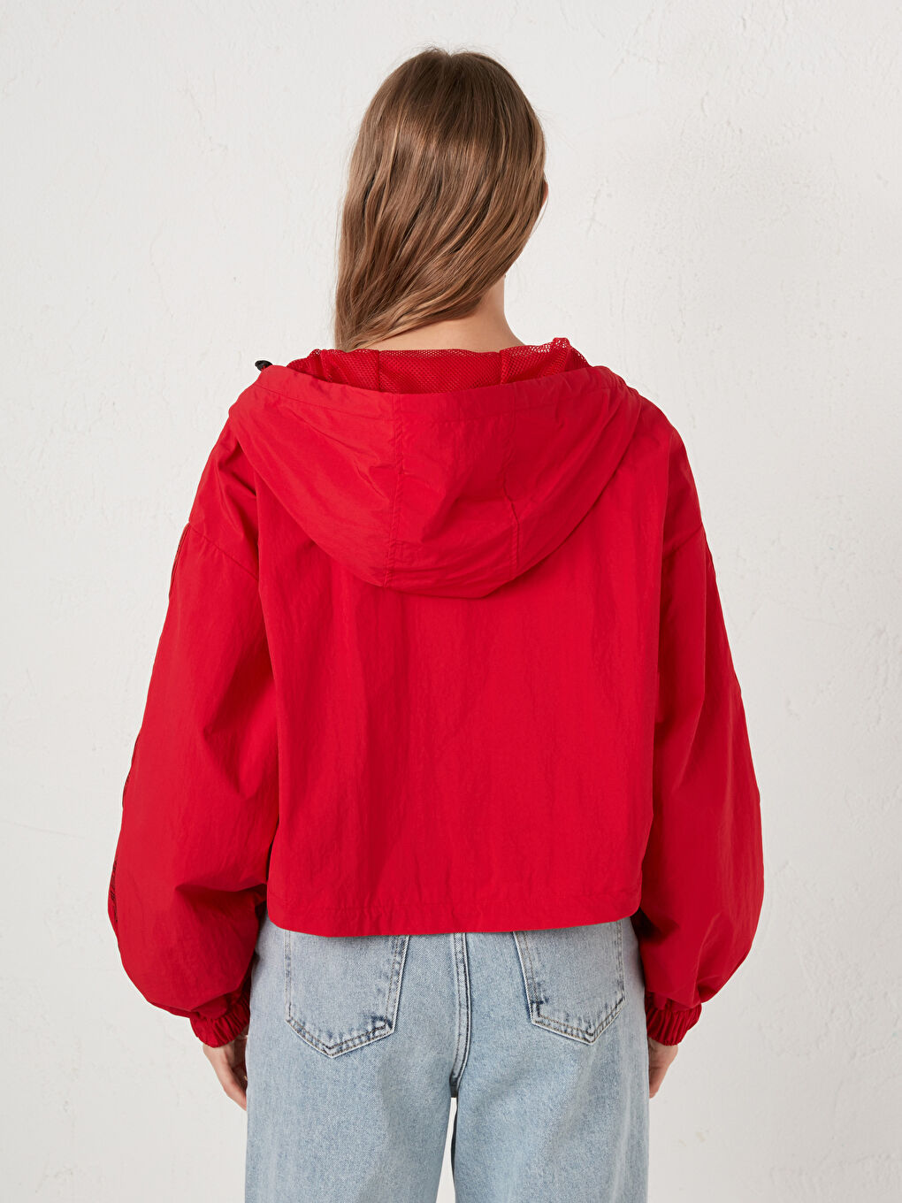 Kırmızı Kapüşon Yaka Slogan Baskılı Uzun Kollu Kadın Yağmurluk-5