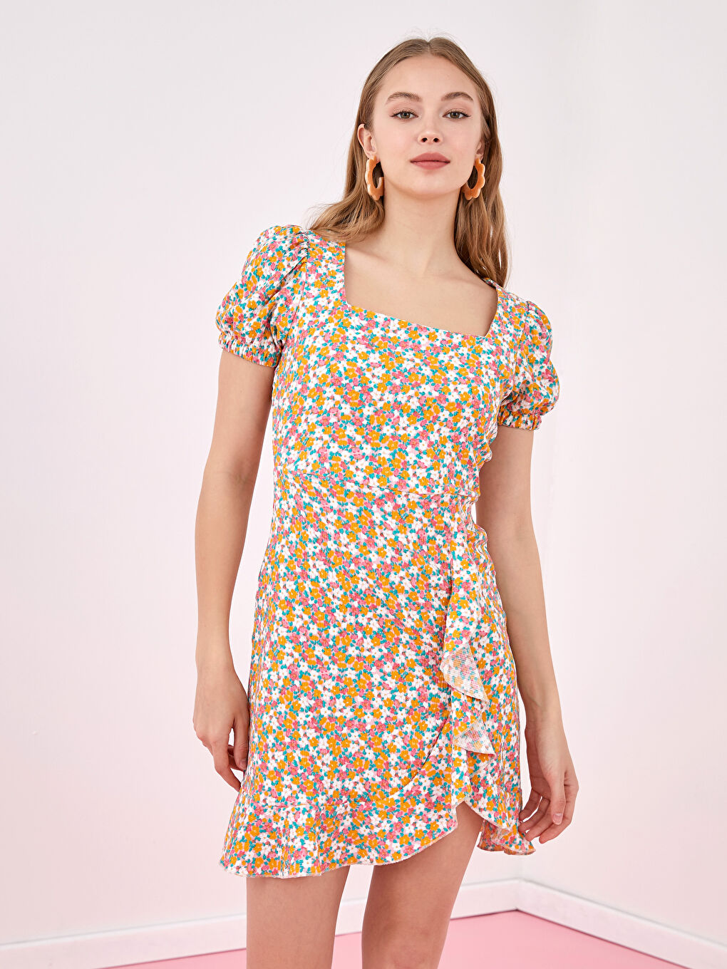 LCW Limited Robe Femme en Tissu Froissé à Col Carré et Manches Courtes à Motif Floral -S1HL42Z8-F9C