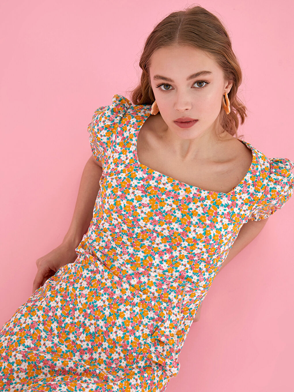 LCW Limited Robe Femme en Tissu Froissé à Col Carré et Manches Courtes à Motif Floral -S1HL42Z8-F9C