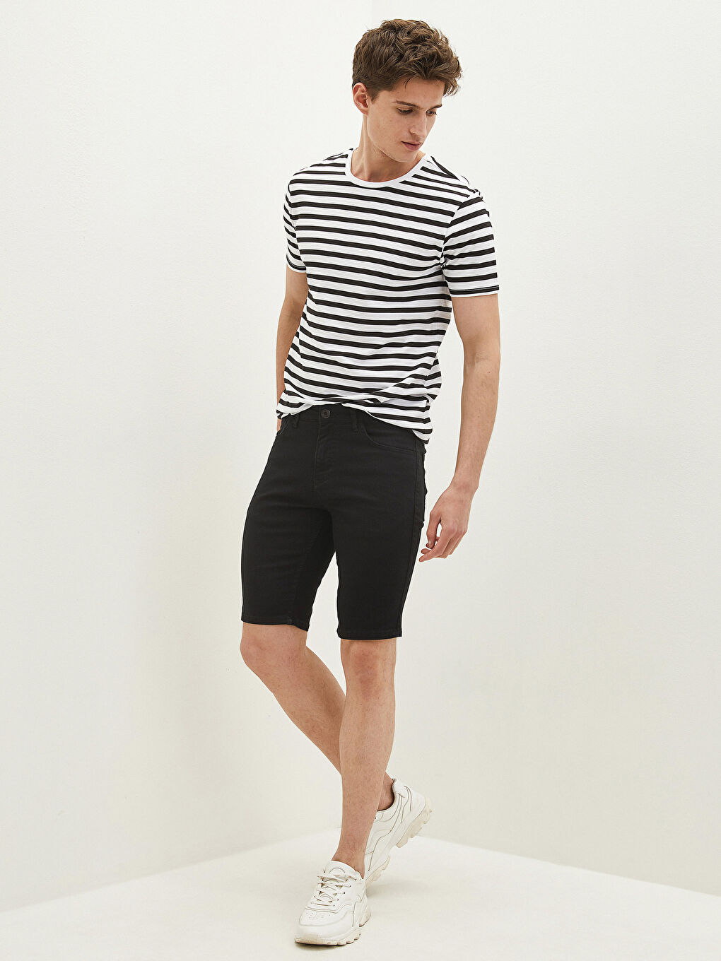 Beyaz Bisiklet Yaka Kısa Kollu Çizgili Penye Erkek Tişört-1