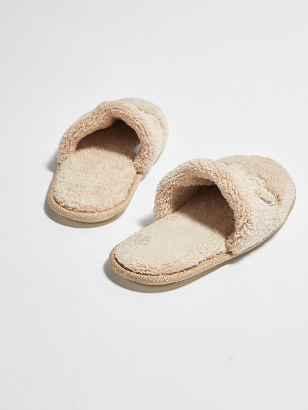 Bej Kadın Nakışlı Pelüş Terlik-2