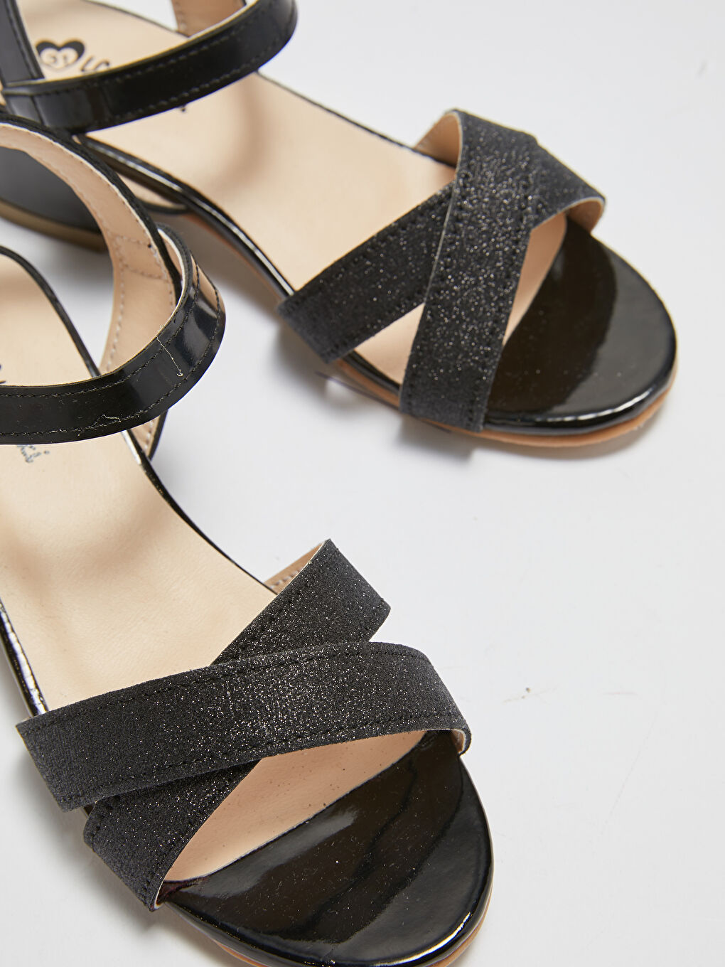 Жылтыр бөлшекті айқас баулы өкшелі қыздар сандалдары-4