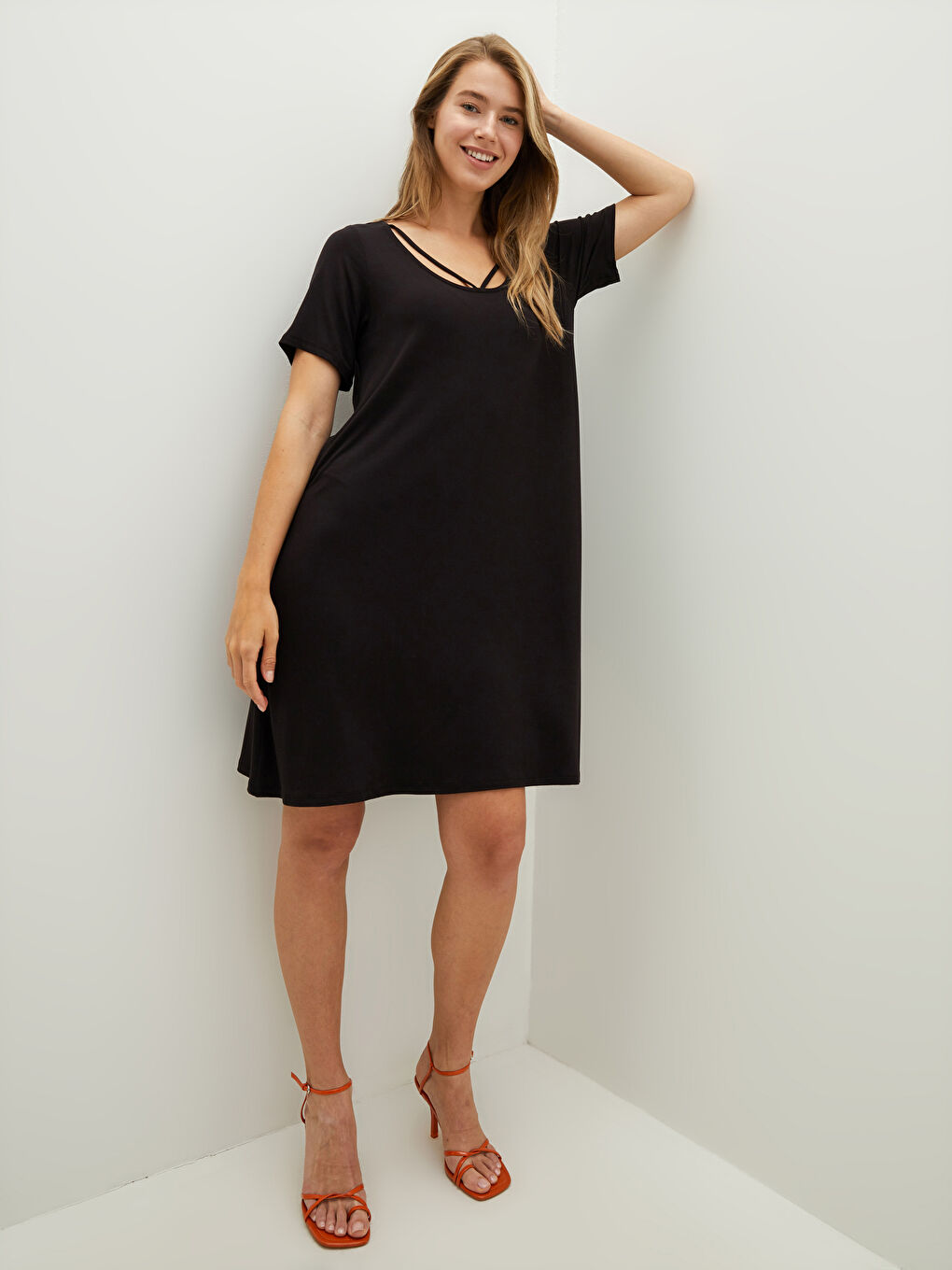 Siyah U Yaka Düz Kısa Kollu A Kesim Kadın Elbise-2