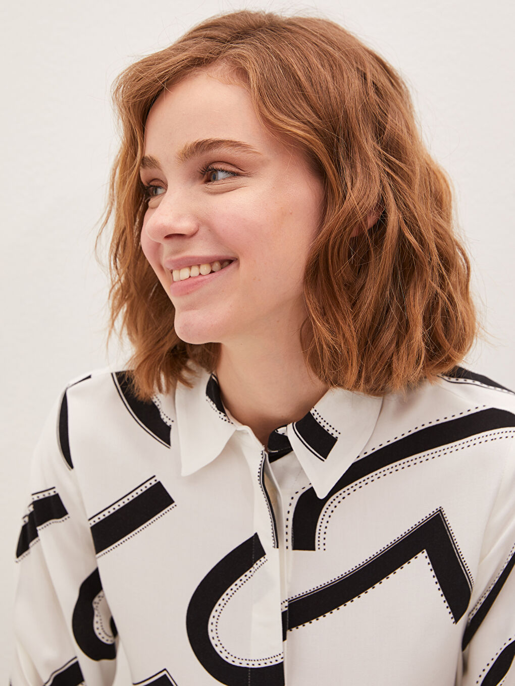 Beyaz Gömlek Yaka Desenli Beli Kuşaklı Uzun Kollu Belmando Kumaş Kadın Elbise-2