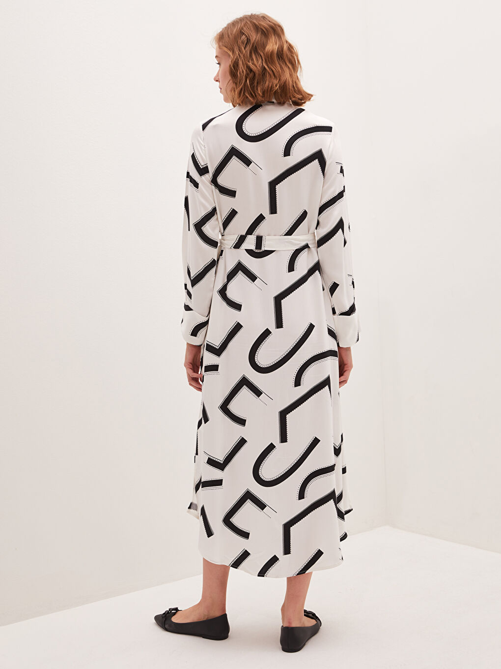 Beyaz Gömlek Yaka Desenli Beli Kuşaklı Uzun Kollu Belmando Kumaş Kadın Elbise-3