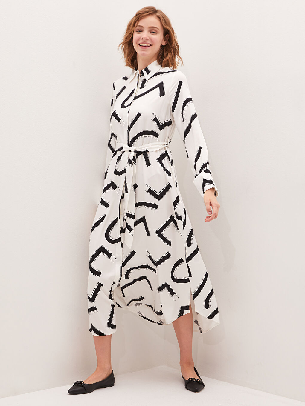 Beyaz Gömlek Yaka Desenli Beli Kuşaklı Uzun Kollu Belmando Kumaş Kadın Elbise