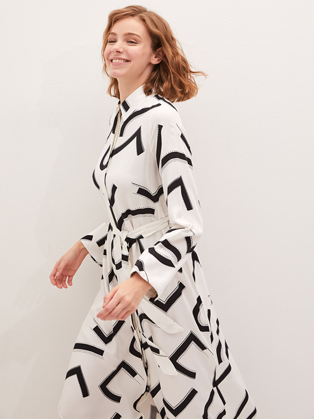 Beyaz Gömlek Yaka Desenli Beli Kuşaklı Uzun Kollu Belmando Kumaş Kadın Elbise-1