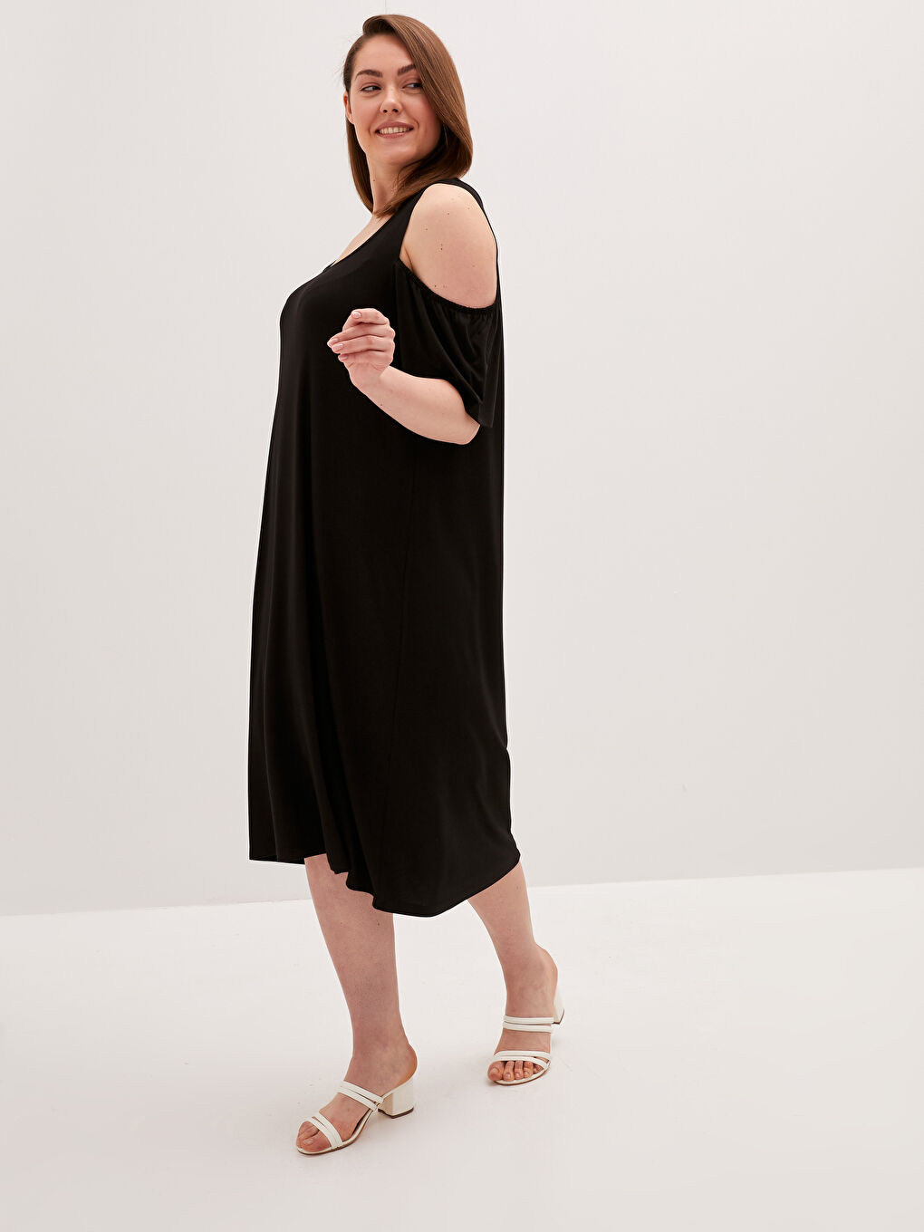 Siyah U Yaka Düz Kısa Kollu Viskon Kadın Elbise