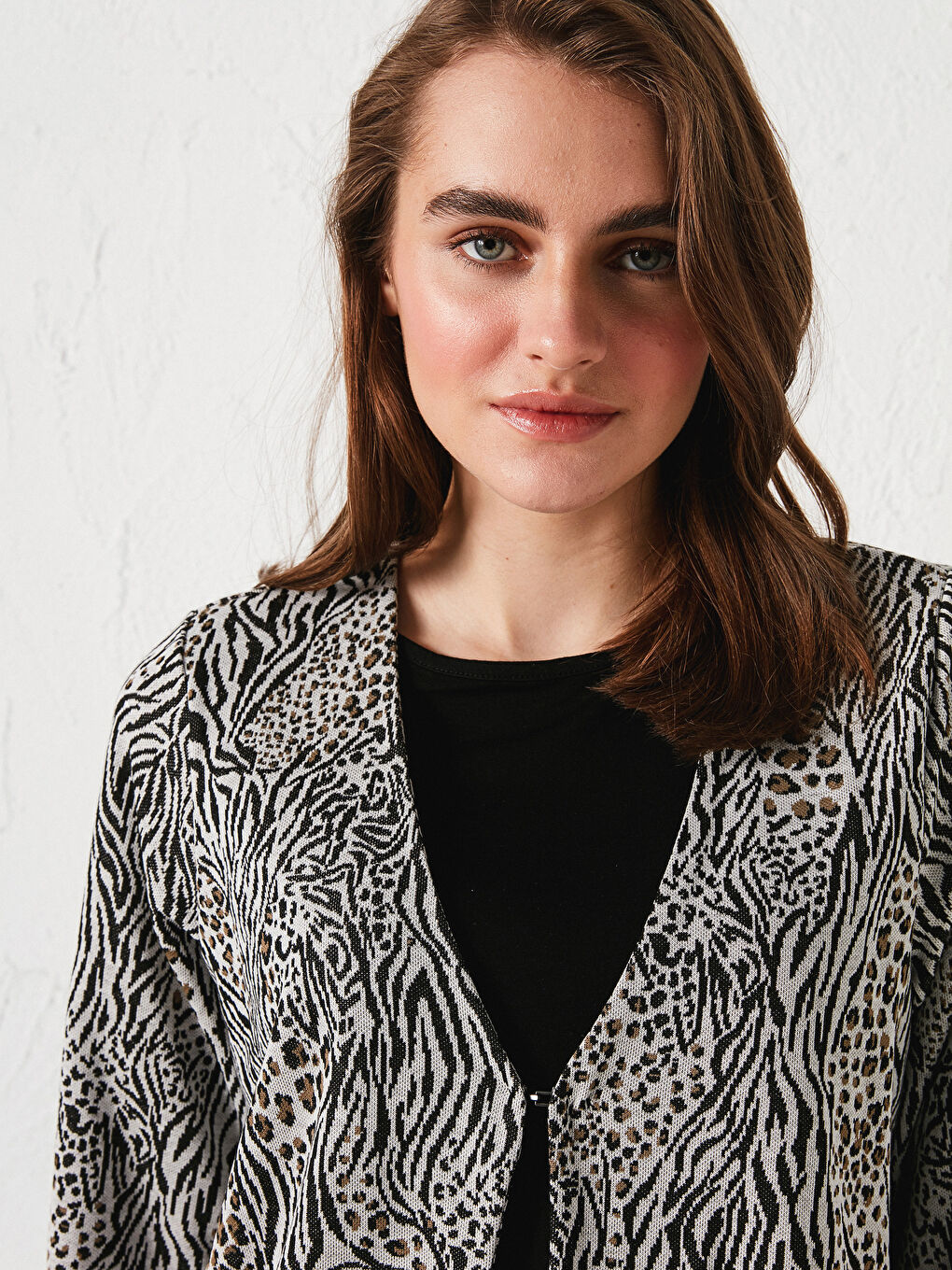 سترة نسائية كم طويل مطبوعة بياقة على شكل حرف V-7