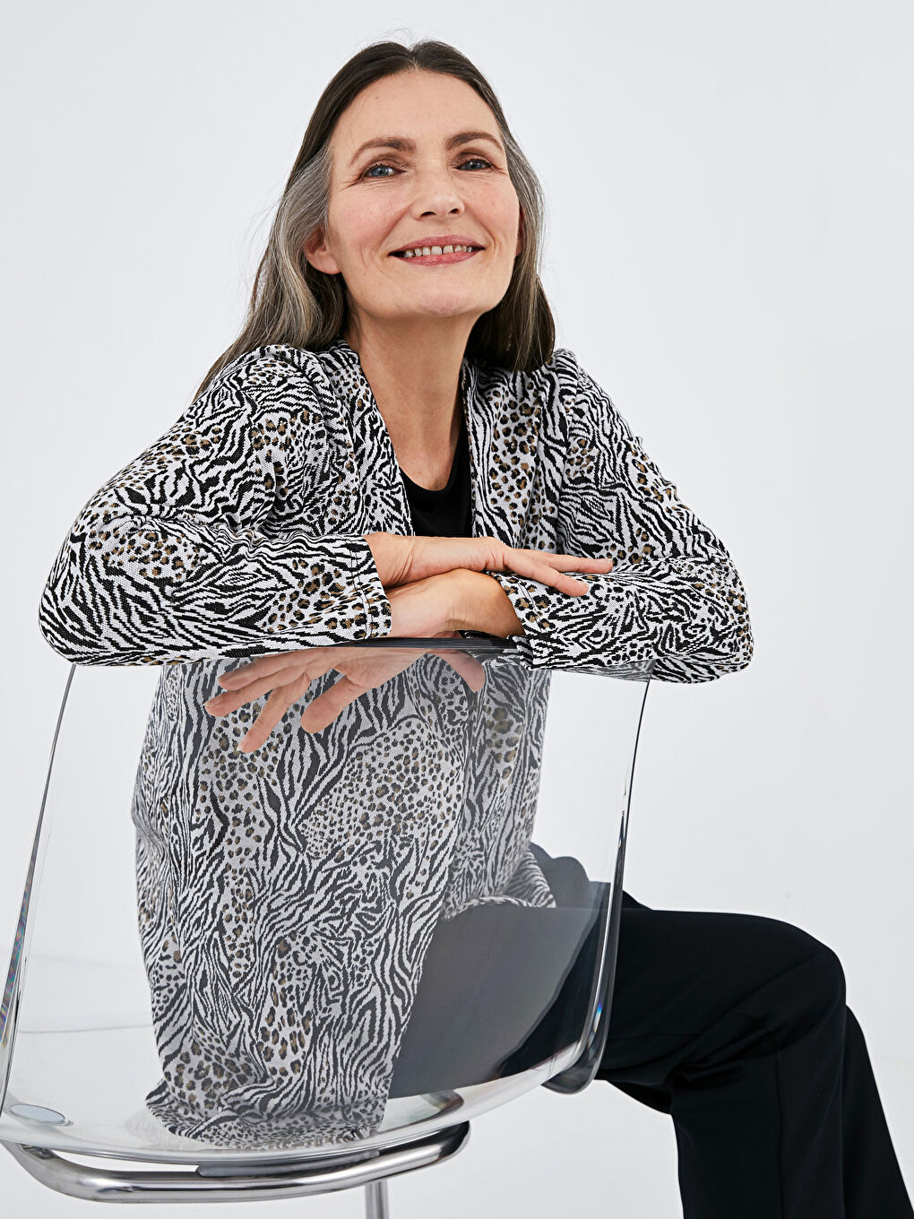 سترة نسائية كم طويل مطبوعة بياقة على شكل حرف V