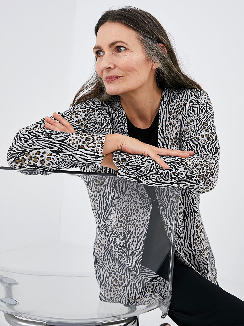 سترة نسائية كم طويل مطبوعة بياقة على شكل حرف V-2