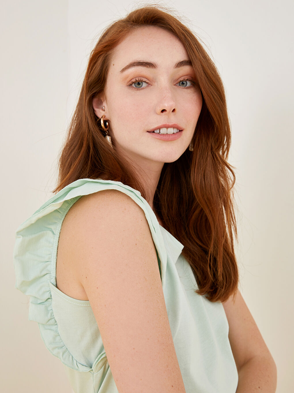 Yeşil Bisiklet Yaka Fırfır Detaylı Kolsuz Pamuklu Kadın Tişört-2