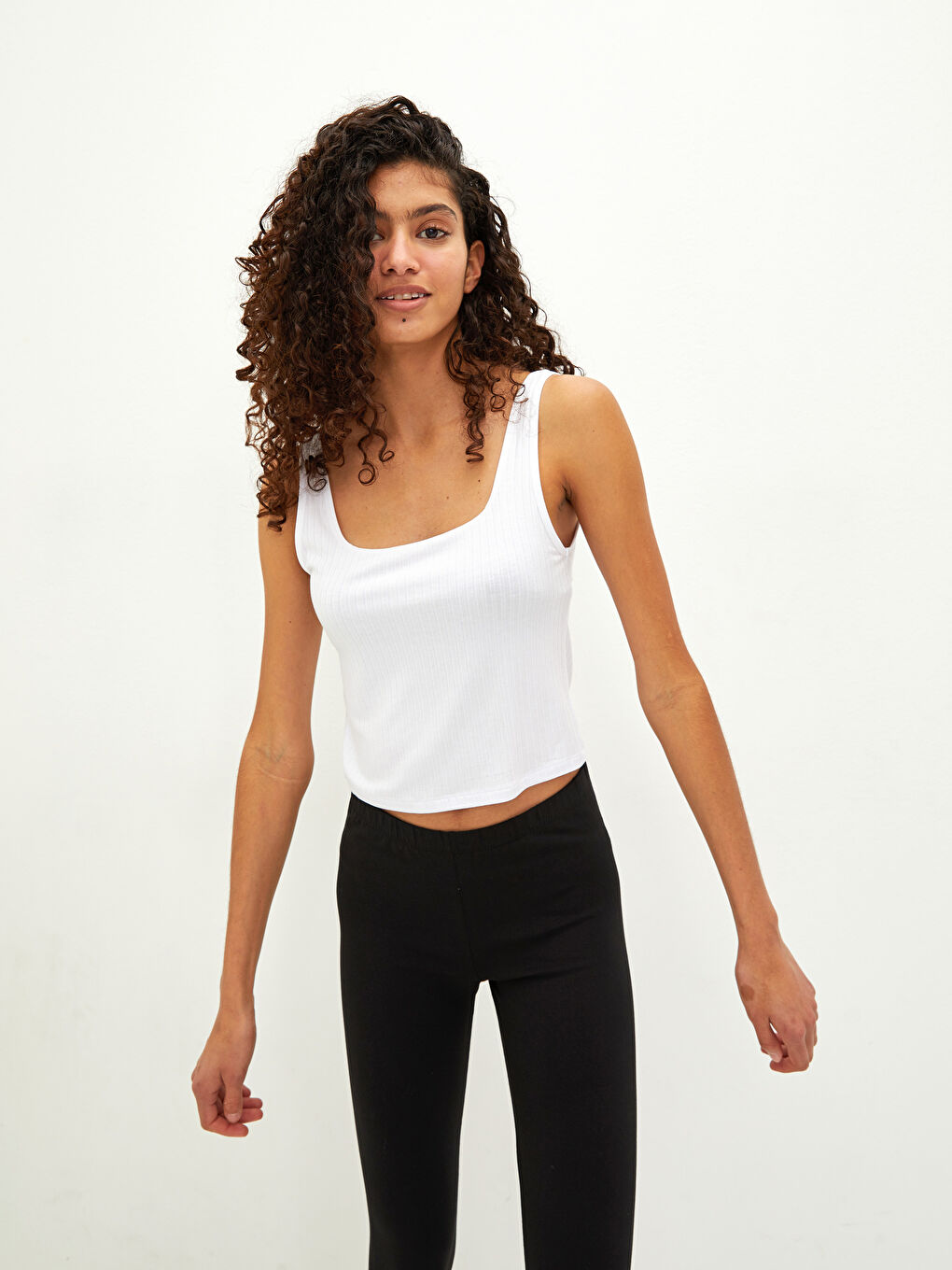 Débardeur Pour Femmes En Jersey À Fines Bretelles Et Encolure En U-1