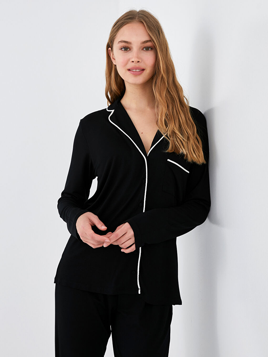 Siyah Gömlek Yaka Cep Detaylı Uzun Kollu Viskon Kadın Pijama Takımı-2