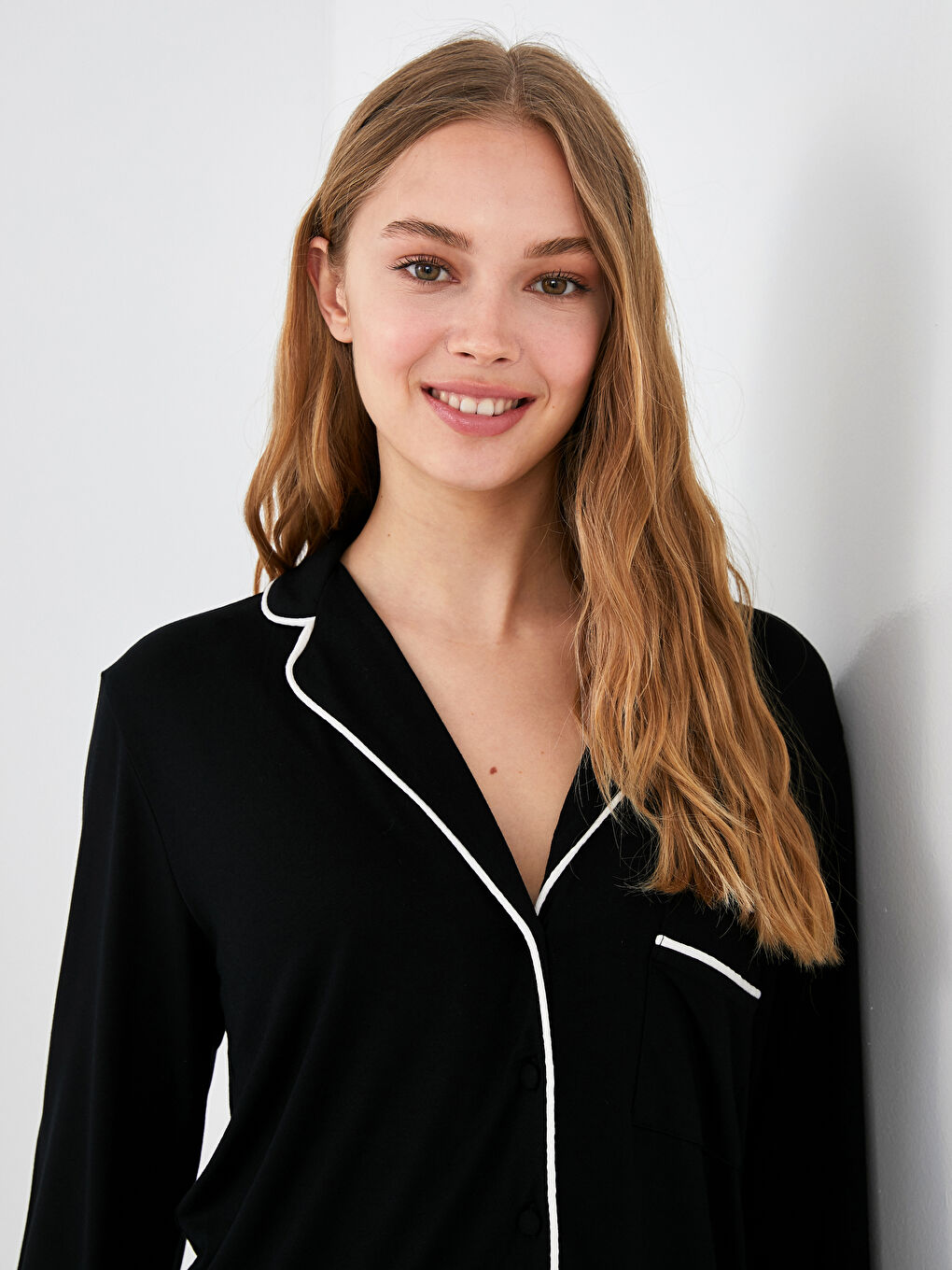 Siyah Gömlek Yaka Cep Detaylı Uzun Kollu Viskon Kadın Pijama Takımı-3