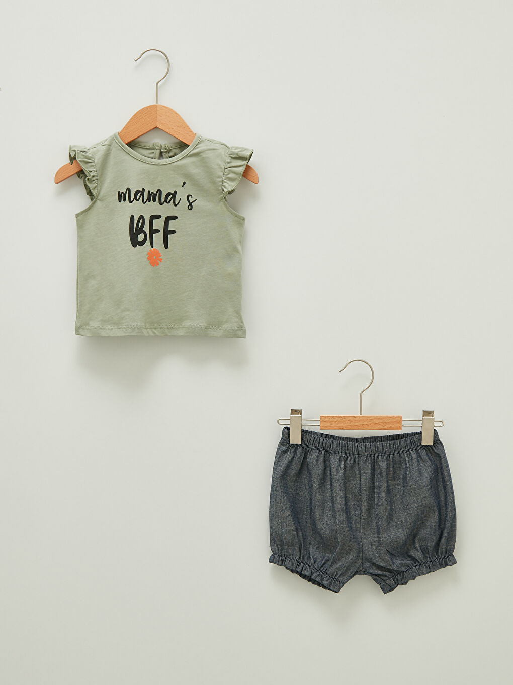 Дөңгелек жағалы принтті мақтадан жасалған қыз балаларға арналған футболка және джинс шорты 2 бөліктен тұратын жинақ