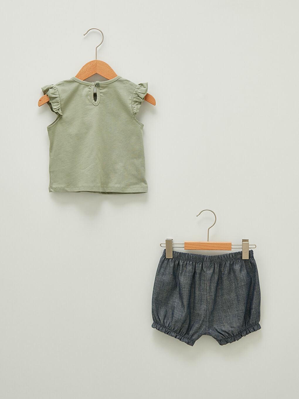 Дөңгелек жағалы принтті мақтадан жасалған қыз балаларға арналған футболка және джинс шорты 2 бөліктен тұратын жинақ-1