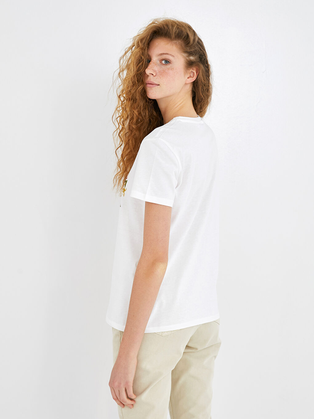 Beyaz Bisiklet Yaka Baskılı Kısa Kollu Kadın Tişört-4