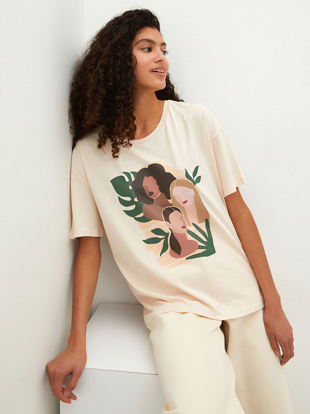 Bej Bisiklet Yaka Baskılı Kısa Kollu Pamuklu Kadın Tişört-1