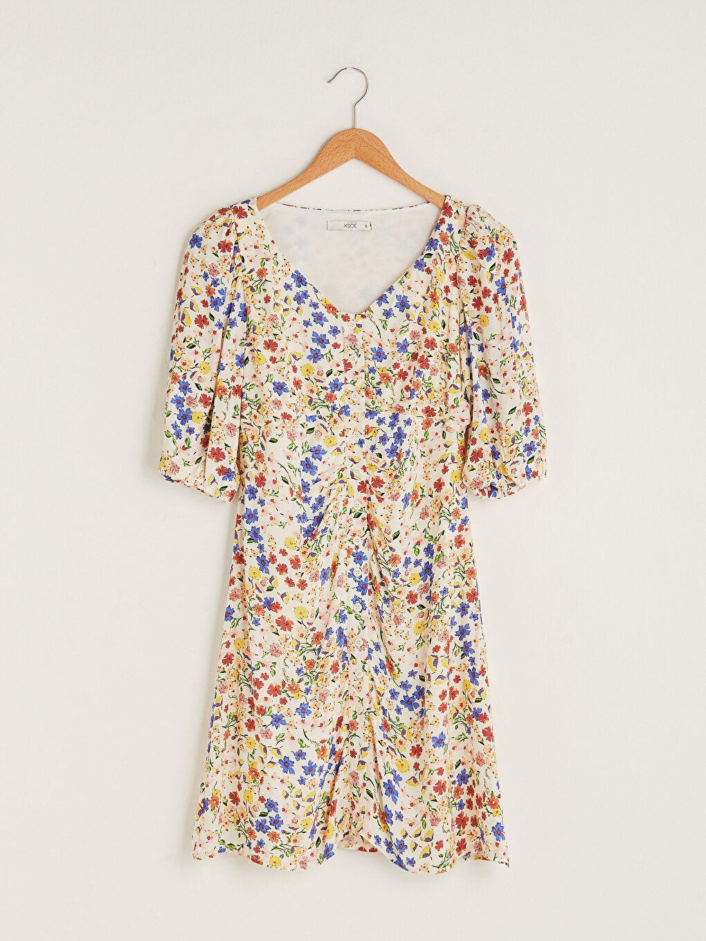 Bej V Yaka Çiçekli Kısa Kollu Viskon Kadın Elbise-5