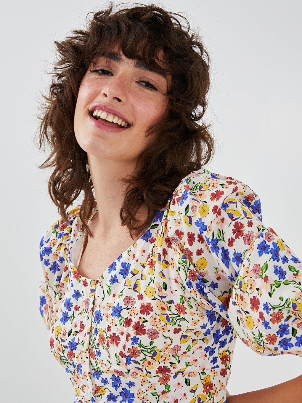 Bej V Yaka Çiçekli Kısa Kollu Viskon Kadın Elbise-3