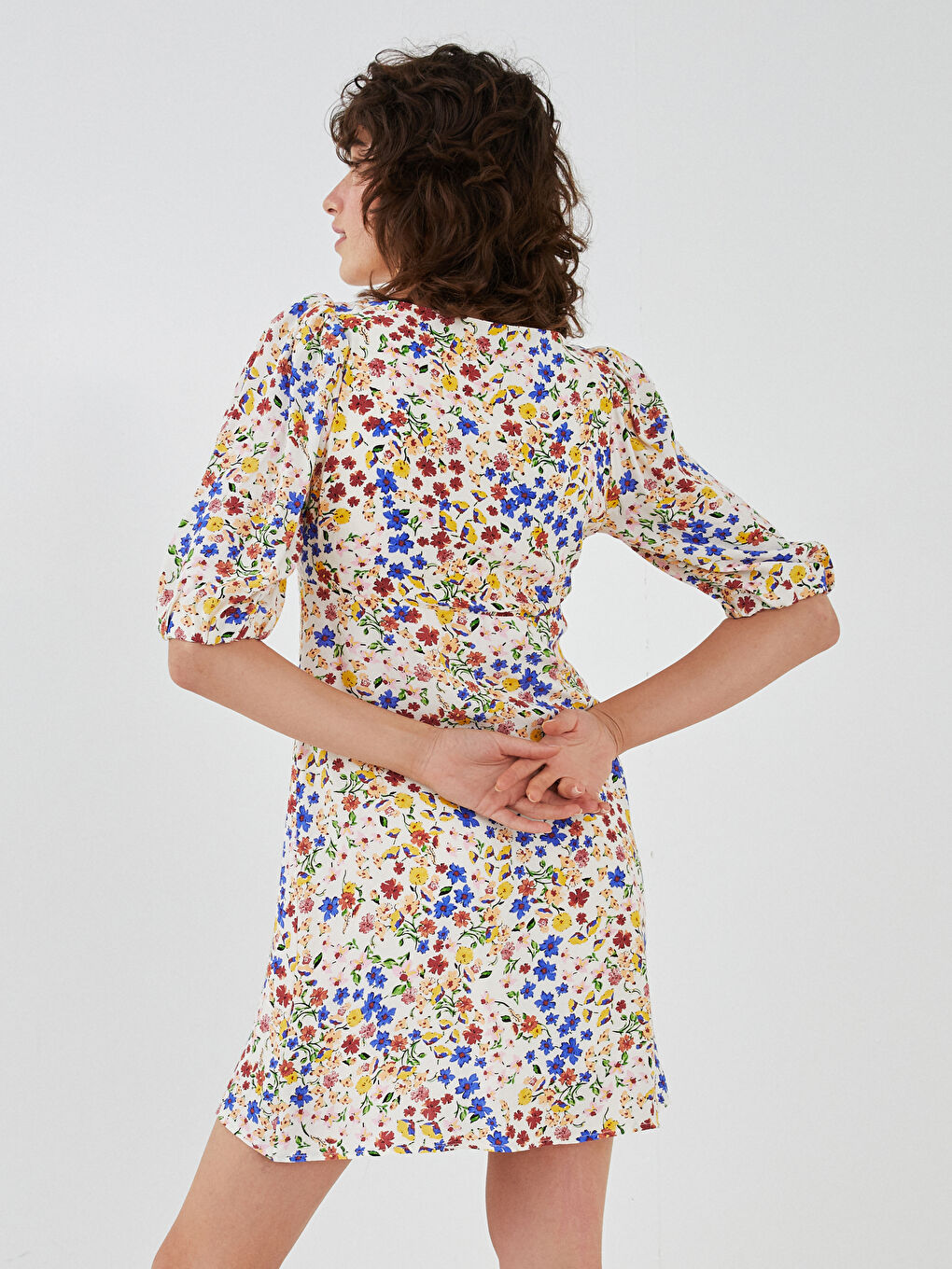 Bej V Yaka Çiçekli Kısa Kollu Viskon Kadın Elbise-4