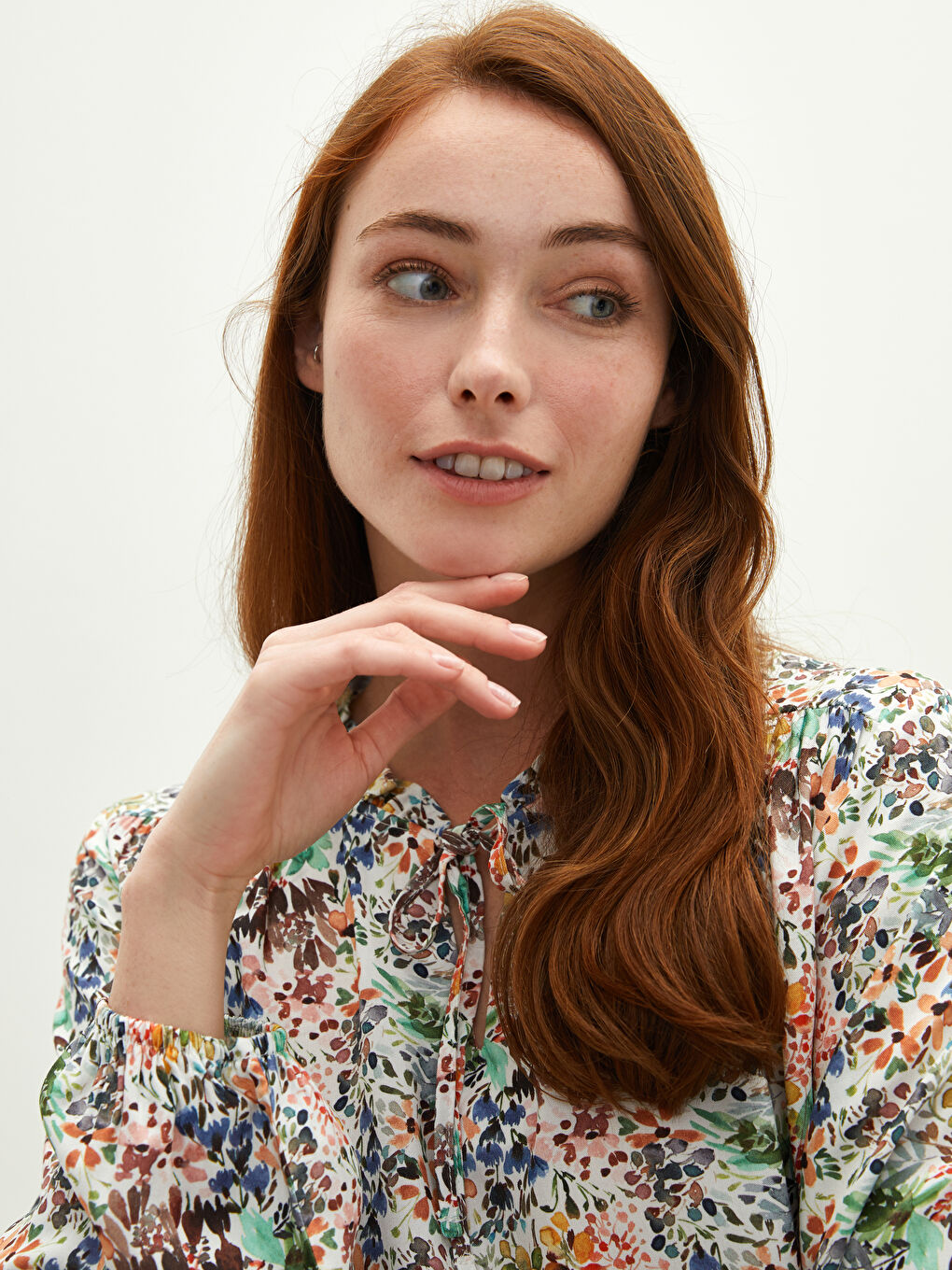 Блузка из вискозы с длинным рукавом, цветочным узором и оборками, с воротником на завязках для женщин-2