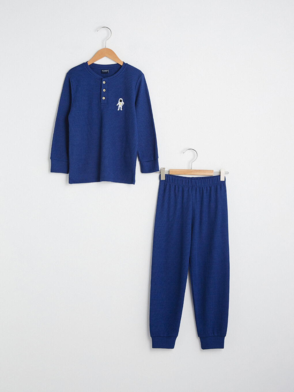 طقم بيجامة أولاد كم طويل ياقة دائرية بتفاصيل تطريز